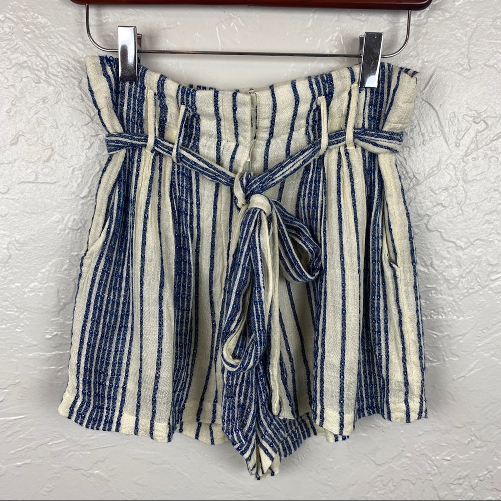 Lulu’s laguna blue and ivory striped highwaist belted shorts XS - Picture 4 of 10